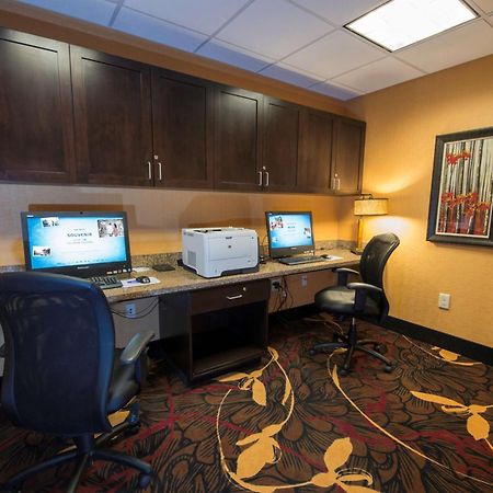 Hampton Inn & Suites Bismarck Northwest Exterior photo