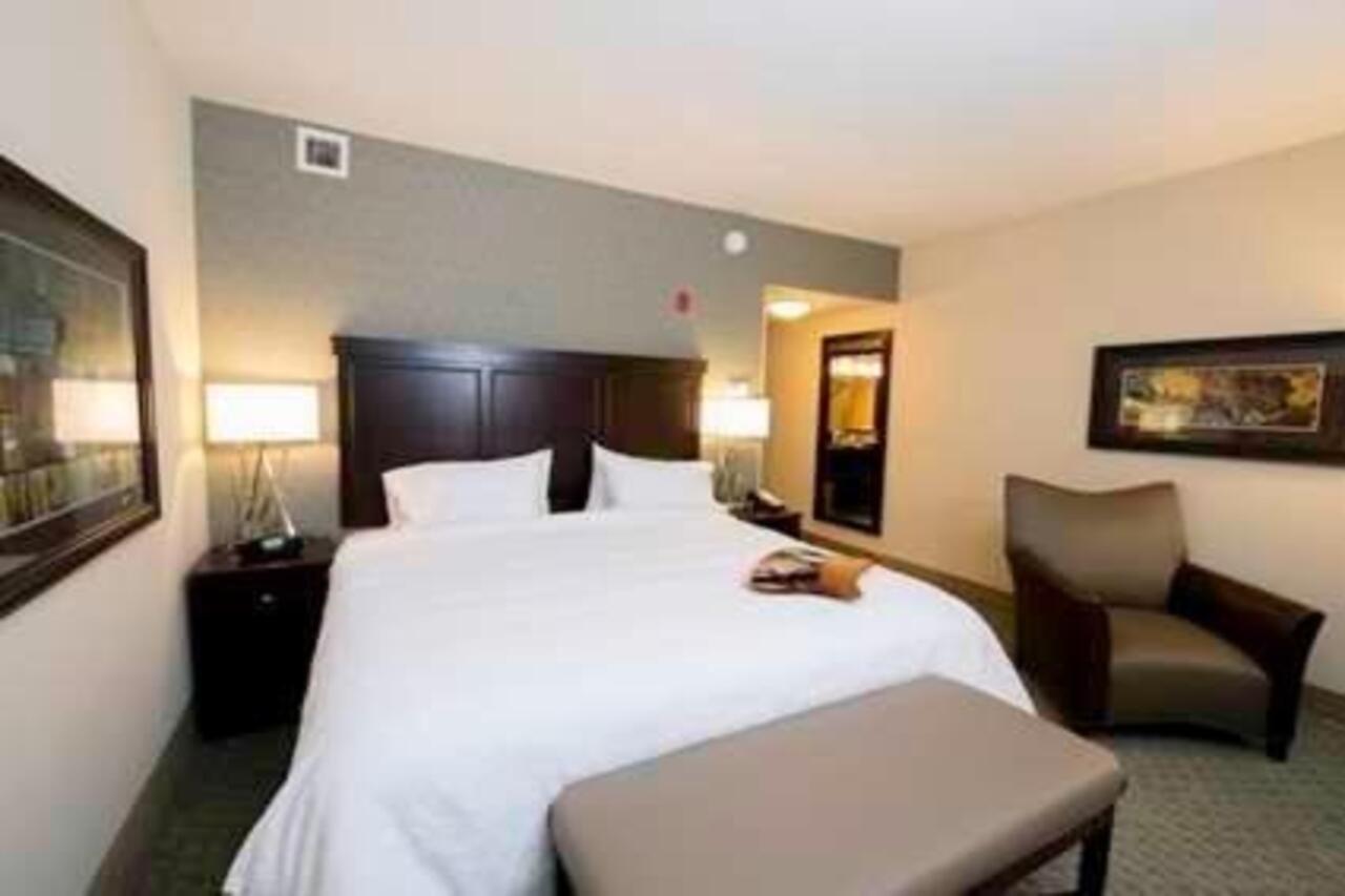 Hampton Inn & Suites Bismarck Northwest Exterior photo
