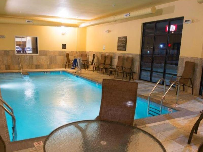 Hampton Inn & Suites Bismarck Northwest Exterior photo