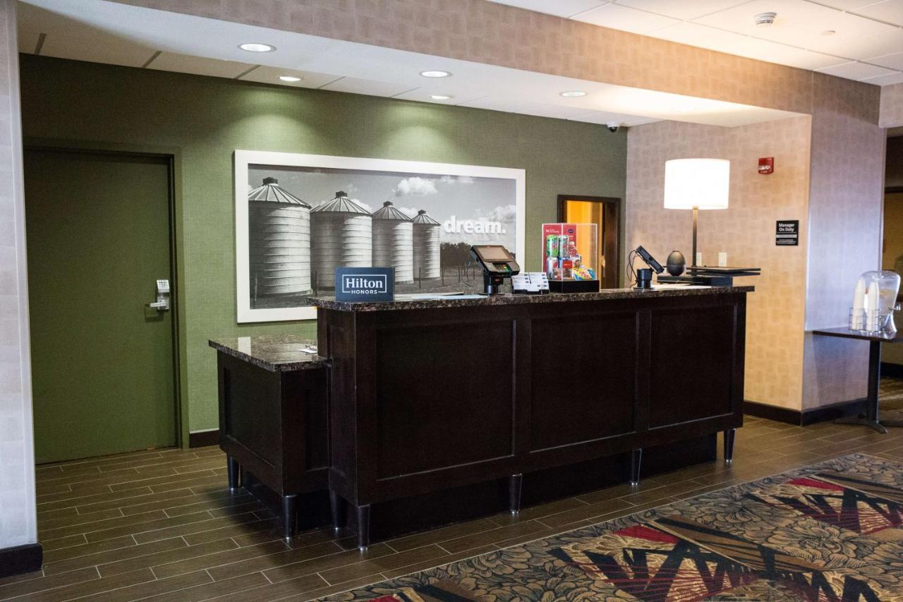 Hampton Inn & Suites Bismarck Northwest Exterior photo