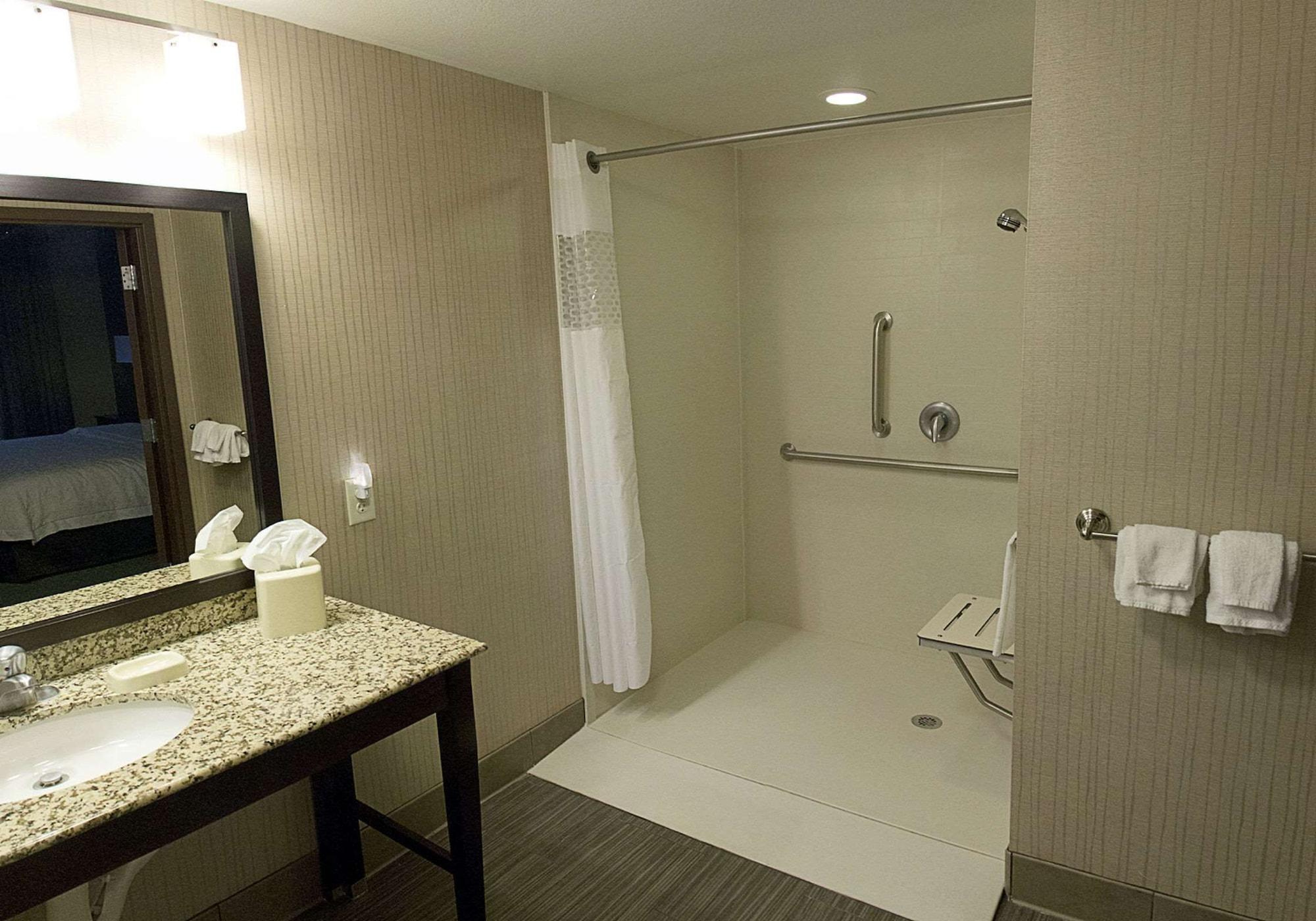 Hampton Inn & Suites Bismarck Northwest Exterior photo