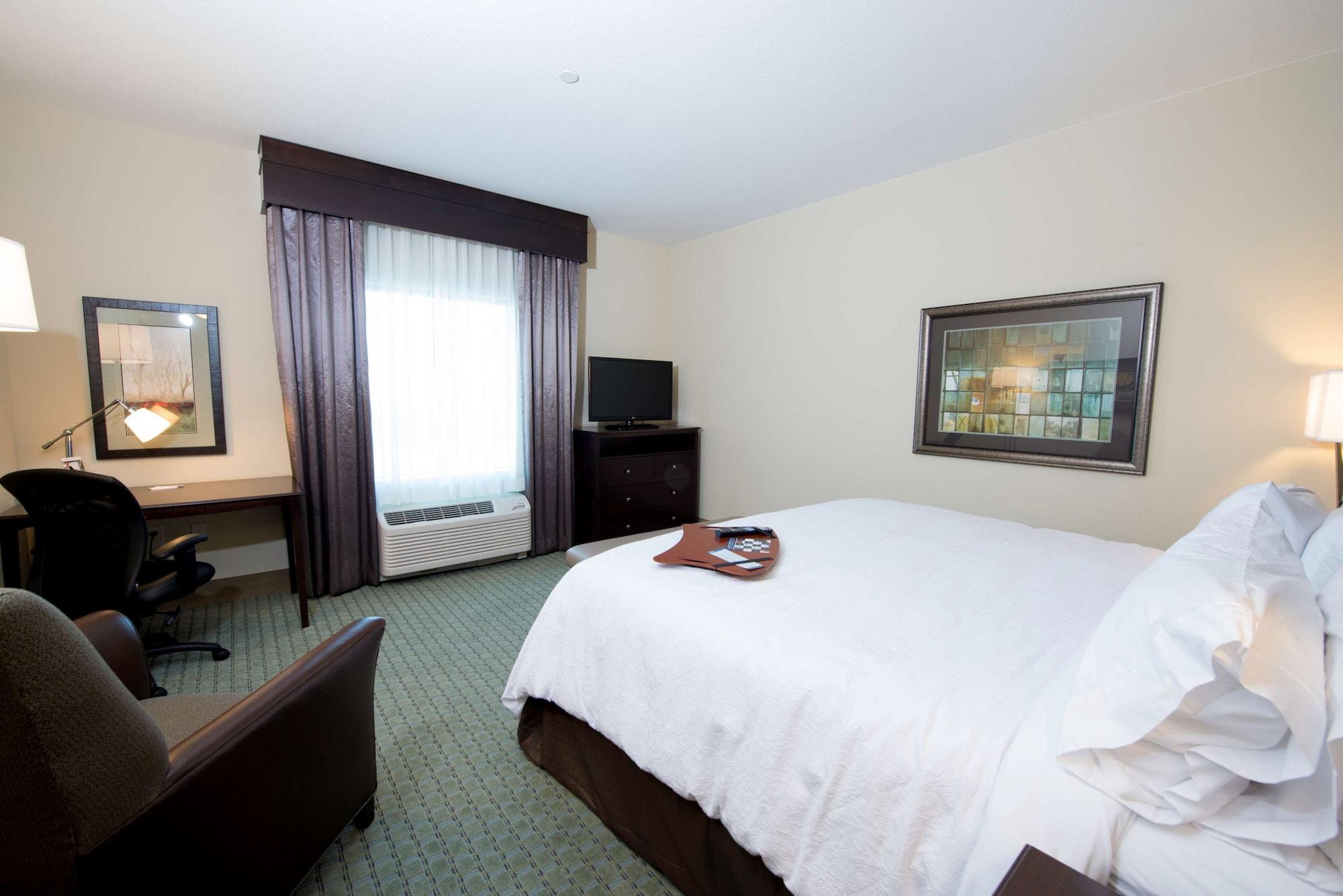 Hampton Inn & Suites Bismarck Northwest Exterior photo