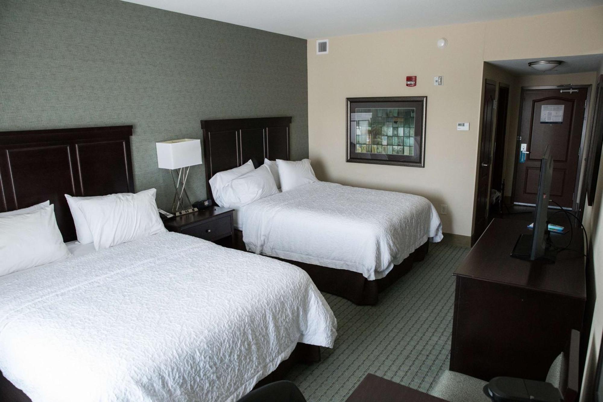 Hampton Inn & Suites Bismarck Northwest Exterior photo