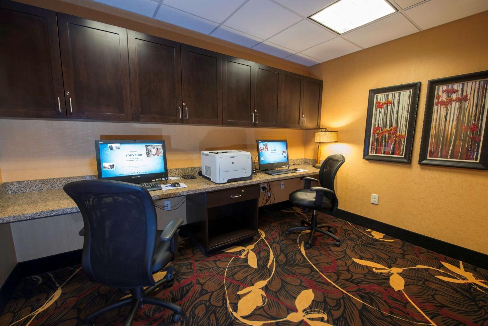 Hampton Inn & Suites Bismarck Northwest Exterior photo