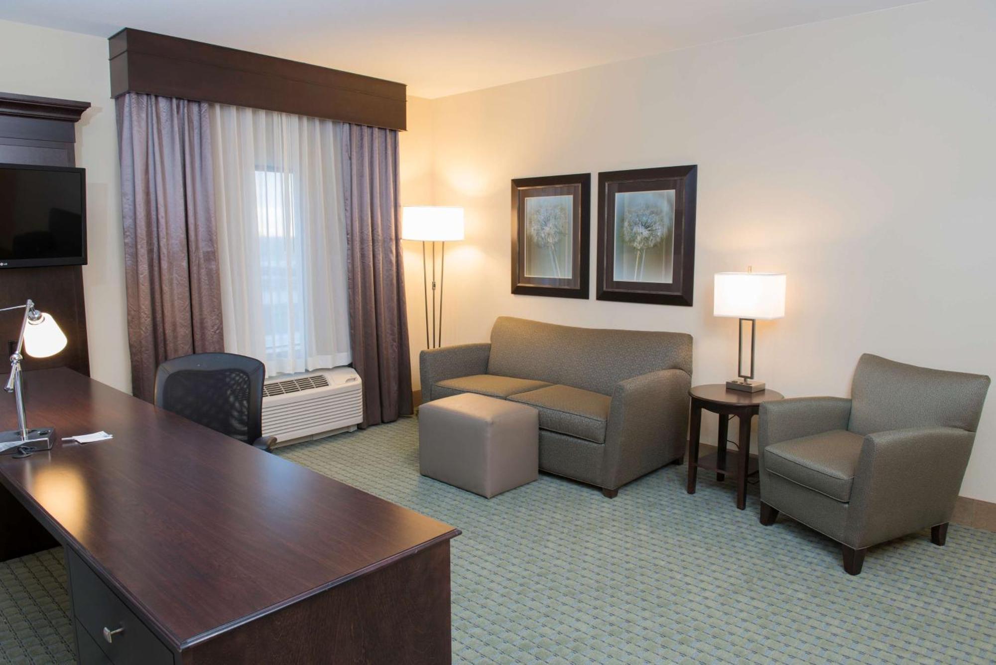 Hampton Inn & Suites Bismarck Northwest Exterior photo