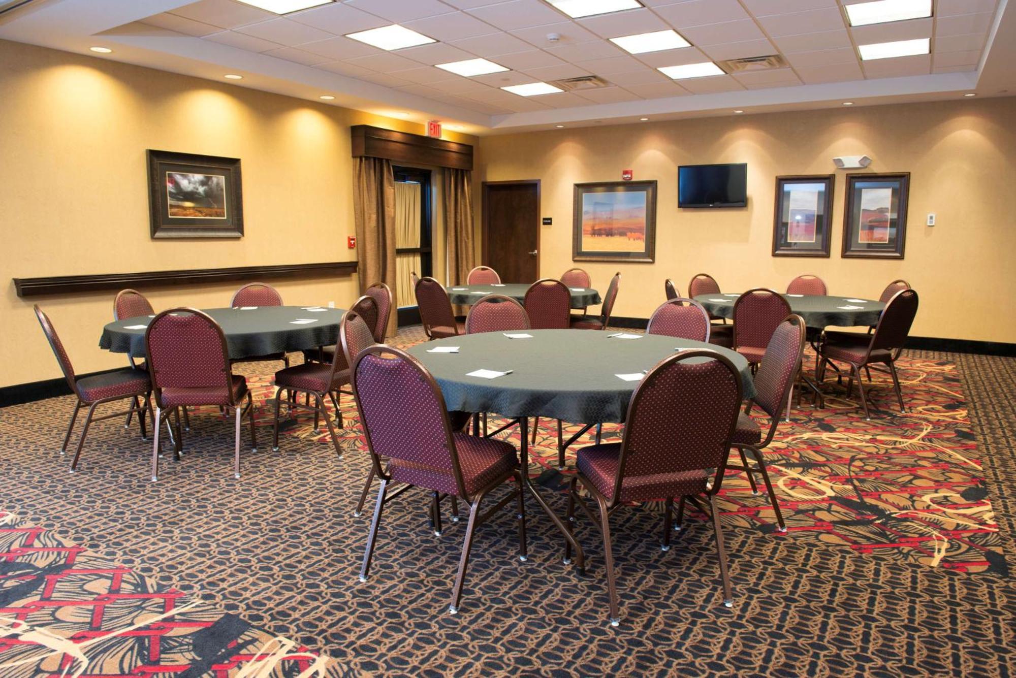 Hampton Inn & Suites Bismarck Northwest Exterior photo