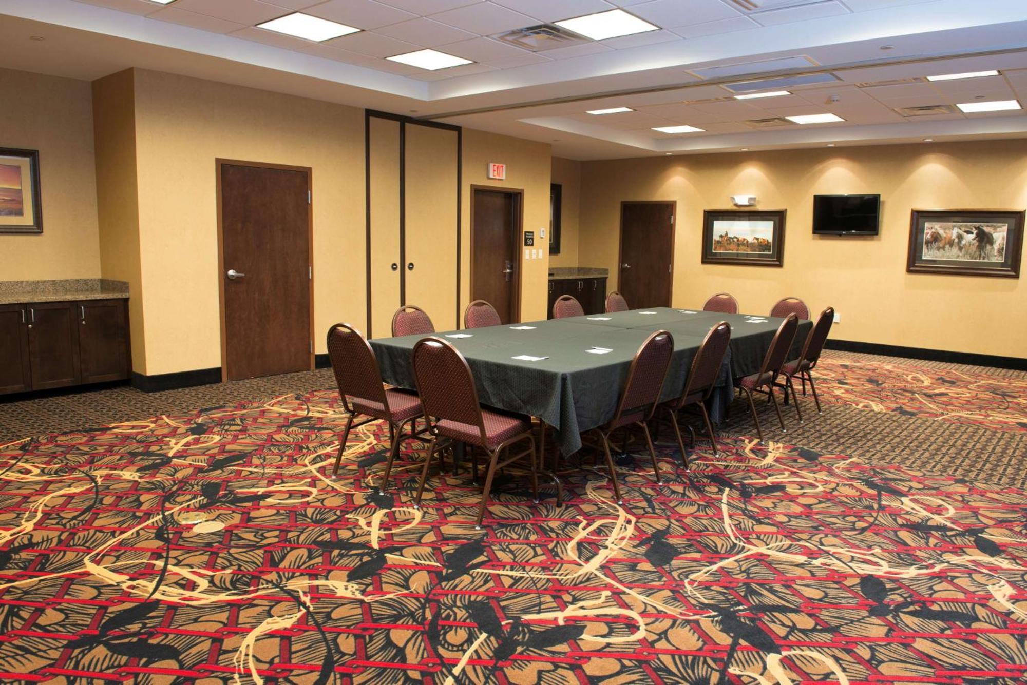 Hampton Inn & Suites Bismarck Northwest Exterior photo